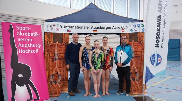 Women's trio of the sports acrobatics club with Dr. Antonio Fernández (CEO, Hosokwa Alpine)