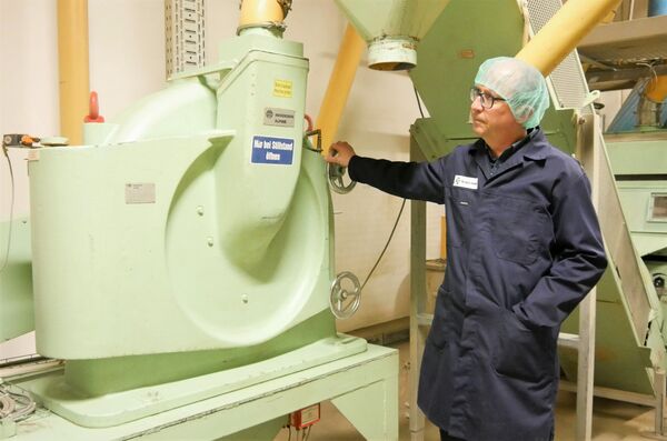 Man next to a Hosokawa Alpine mill