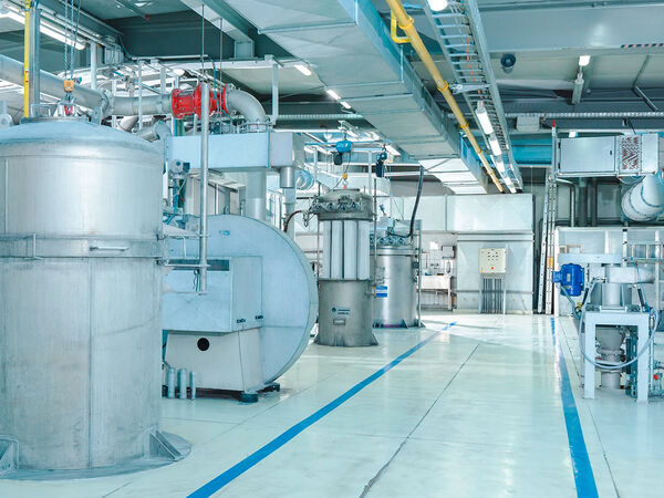Passage next to the machines in the Hosokawa Alpine test center.