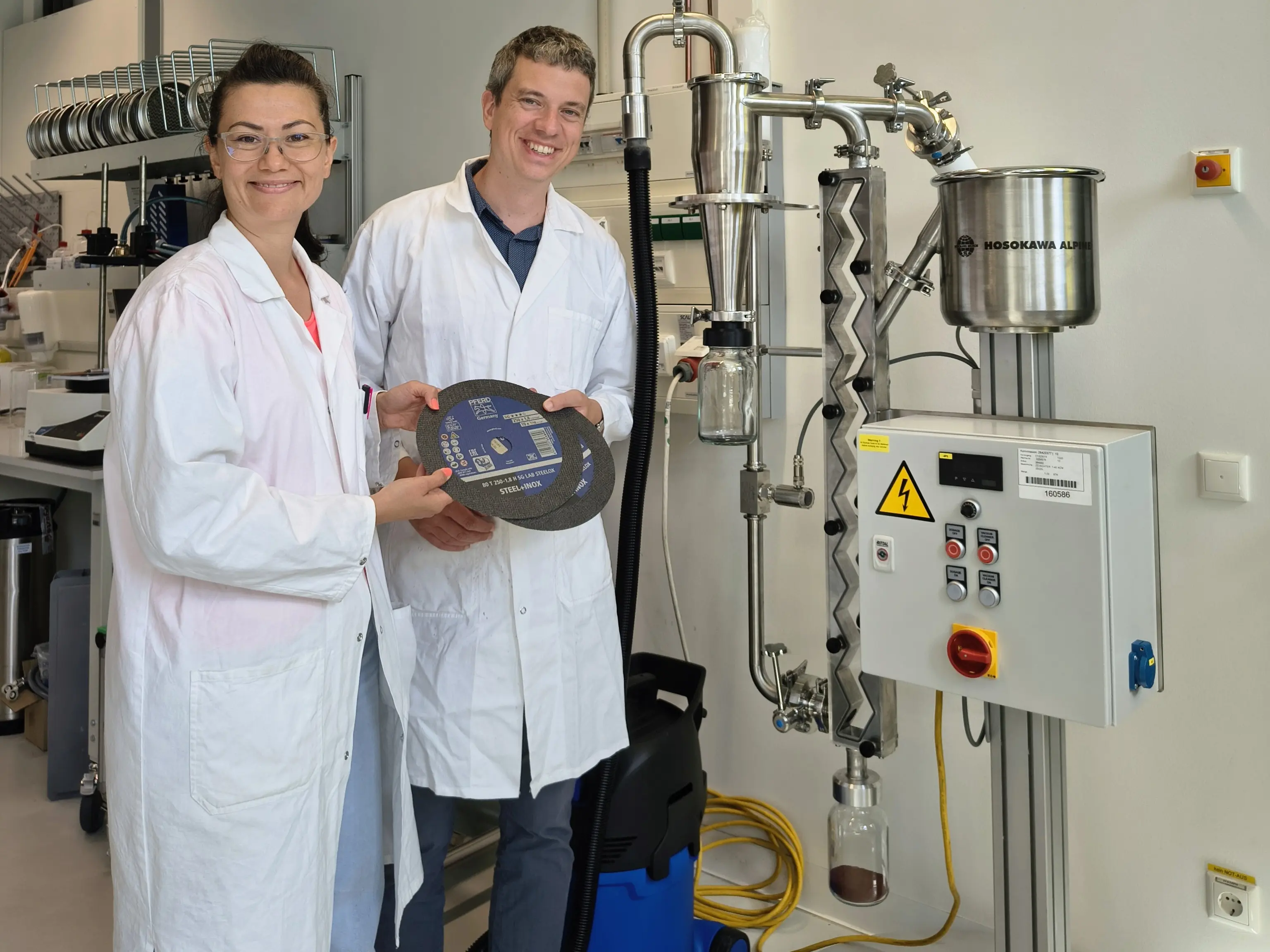 Employees of the Universoty of Augsburg with their zigzag classifier from Hosokawa Alpinem Zickzack-Sichter von Hosokawa Alpine